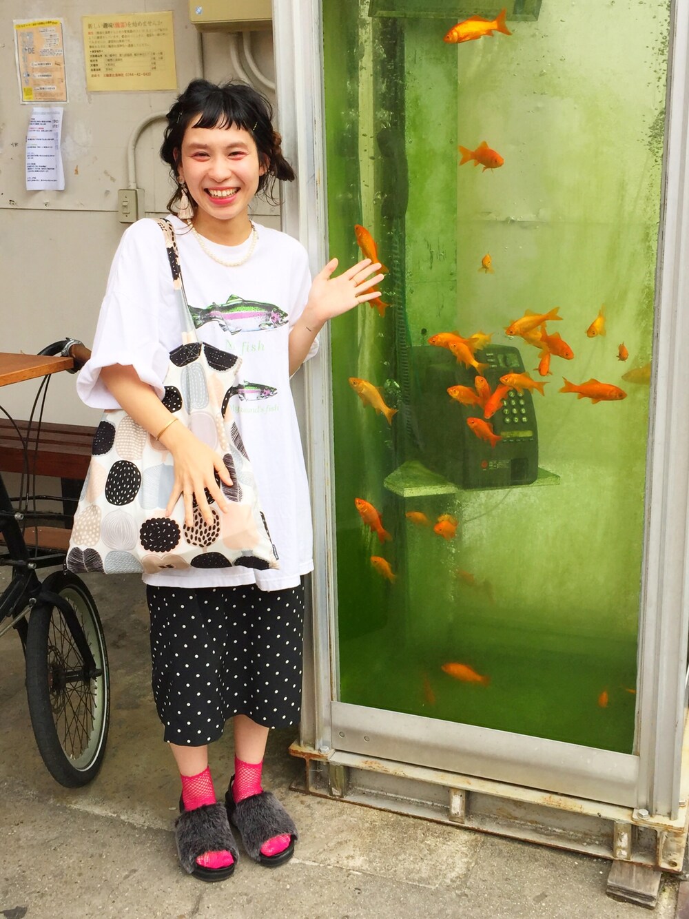 「古着、魚、ファーサンダル、プチプラコーデ、カジュアルコーデ、summer、モノトーン、さし色、靴下屋、休日スタイル」｜「古着のアイテム（Tシャツ/カットソー、ホワイト系）」を使った、a.nさん（レディース・155cm）の夏コーディネートの1枚目の写真