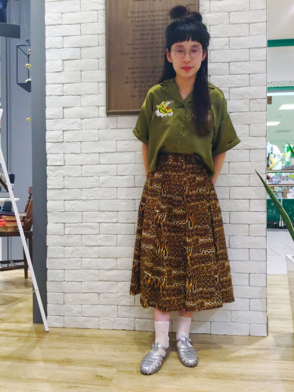 「カジュアル、プチプラ、サンダル、網、靴下屋、夏、アニマル、派手、ハーフアップ、スカート」｜「FOREVER 21のFOREVER 21 Sparkling Jelly Heels（サンダル、シルバー系）」を使った、a.nさん（レディース・155cm）の夏コーディネートの1枚目の写真