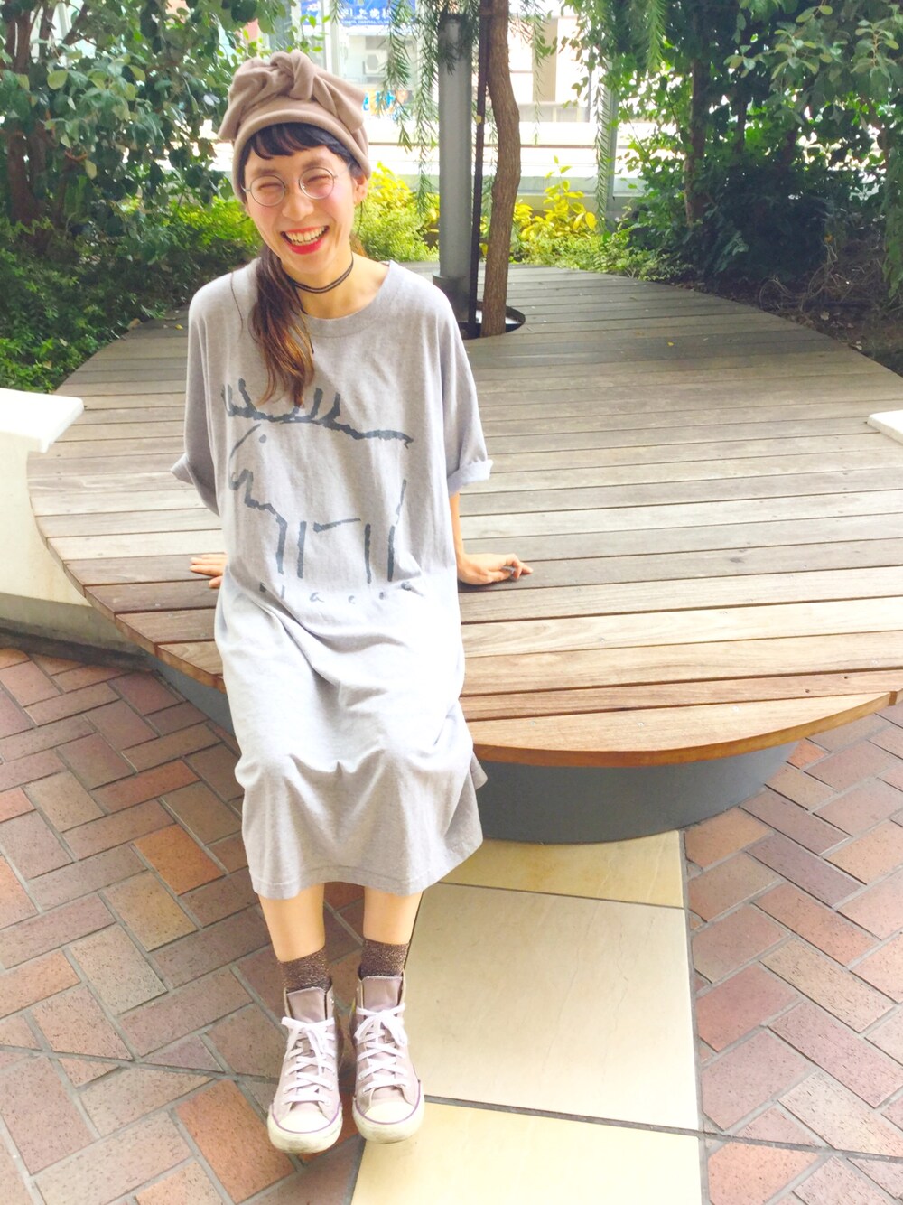 「ラフ、スニーカー、シンプルコーデ、ヘアバンド、チョーカー、コンバース、ラメソックス、めがね、笑顔、古着」｜「古着のアイテム（Tシャツ/カットソー、グレー系）」を使った、a.nさん（レディース・155cm）の夏コーディネートの1枚目の写真