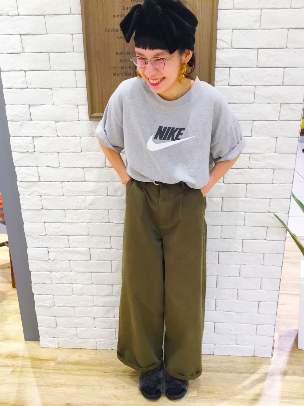 「Tシャツ、GU、シンプル、大人カジュアル、通勤コーデ、靴下屋、ファーサンダル、ワイドパンツ、ナイキ、めがね」｜「古着のアイテム（Tシャツ/カットソー、グレー系）」を使った、a.nさん（レディース・155cm）の秋コーディネートの1枚目の写真