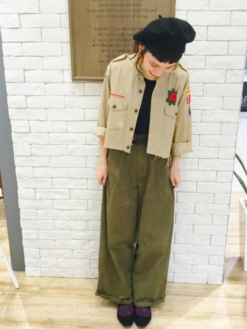 「秋のコーデ、ラフ、カジュアル、カーキ、ベレー帽、ワイドパンツ、ootd、靴下屋、メンズライク」｜「H&Mのアイテム（シューズ、ブラック系）」を使った、a.nさん（レディース・155cm）の秋コーディネートの1枚目の写真