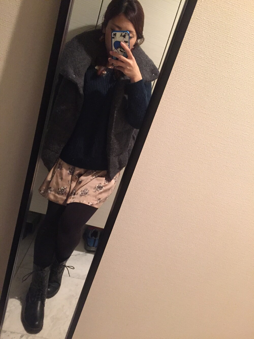 ゴールド系のパンツ、ブルー系のニット/セーター、グレー系のダウンベストを着用したレディースの秋コーディネートの1枚目の写真