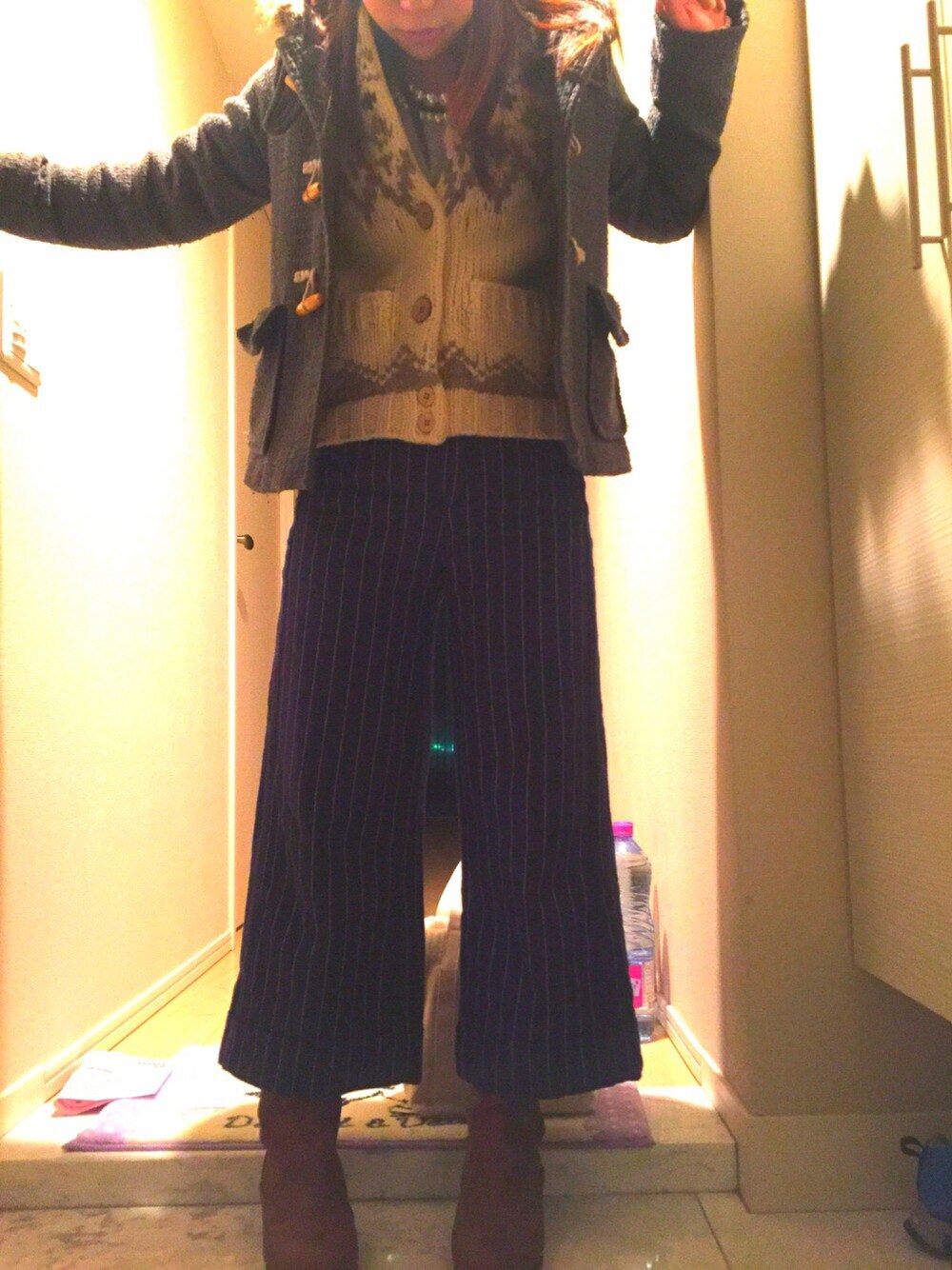 ブルー系のパンツを着用したレディースの春コーディネートの1枚目の写真