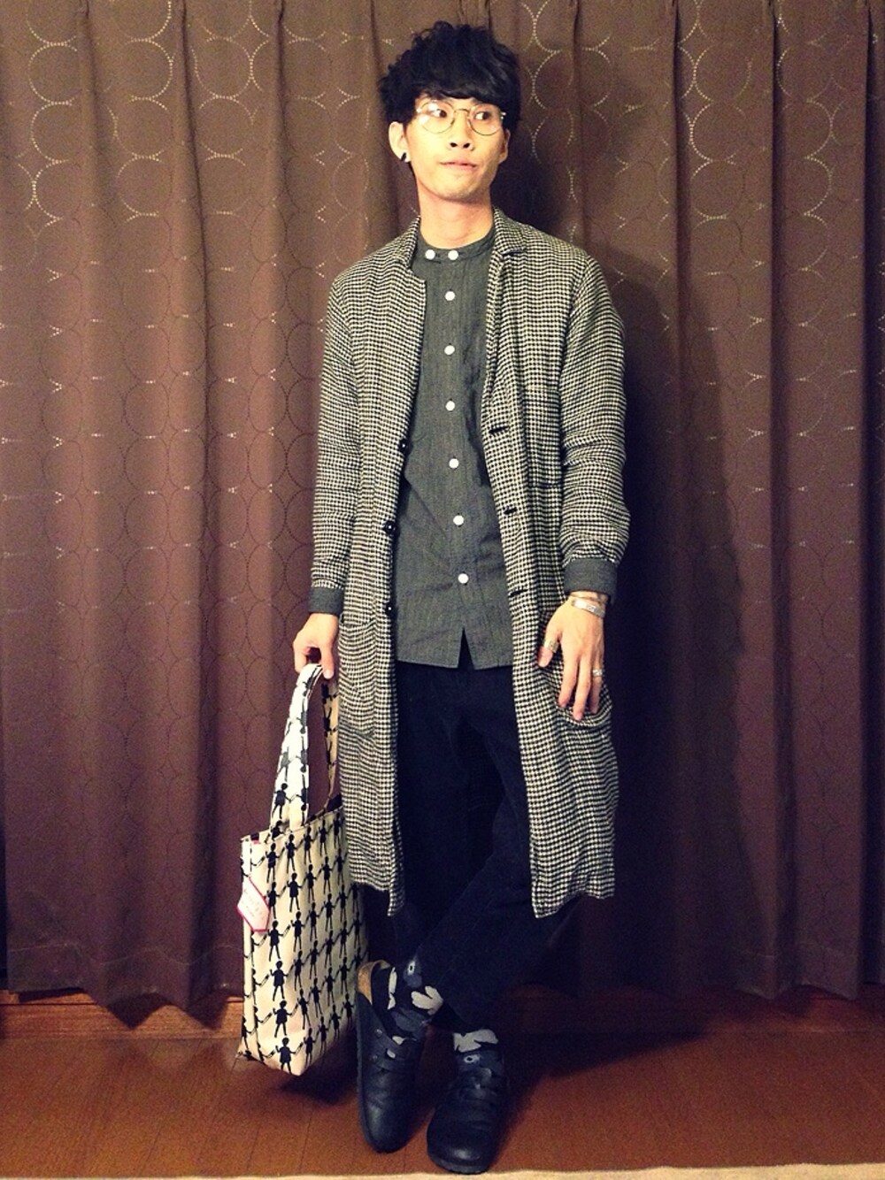 「ブラック×ホワイト、リネンコート、ordinary fits、マリメッコ、ノーカラーシャツ、コーデュロイパンツ、丸メガネ、WEARBOOKエントリー（男性）」｜「Ordinary fitsのアイテム（その他アウター、グレー系）」を使った、old_goldさん（メンズ・170cm）の秋コーディネートの1枚目の写真
