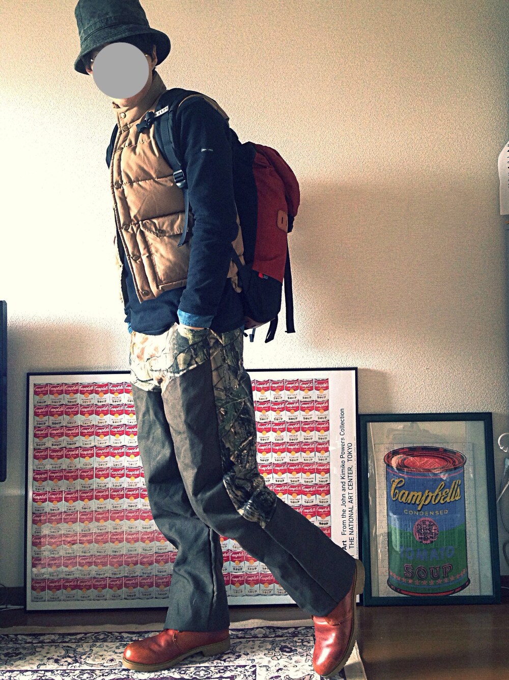 その他のTシャツ/カットソー、ブラウン系のブーツ、その他のその他パンツを着用したメンズの冬コーディネートの1枚目の写真