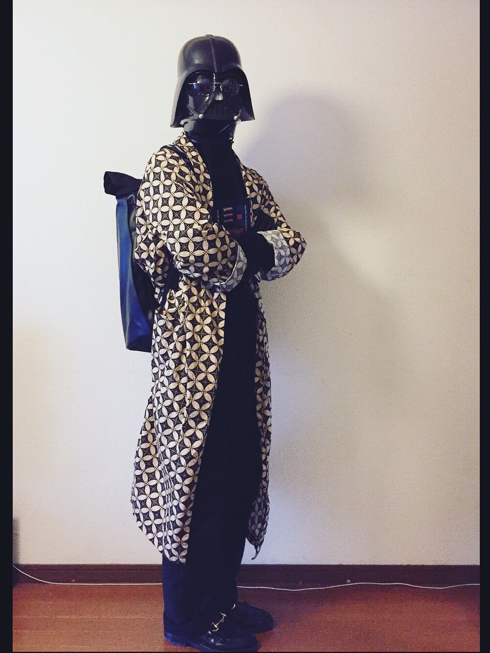「halloween、wearhalloween2016、STAR WARS、ガウン、vintage、古着、メガネ男子、きれいめカジュアル、ブラック、タートルネック」｜「VINTAGEのガウン
（その他アウター、ブラック系）」を使った、old_goldさん（メンズ・170cm）の秋コーディネートの1枚目の写真