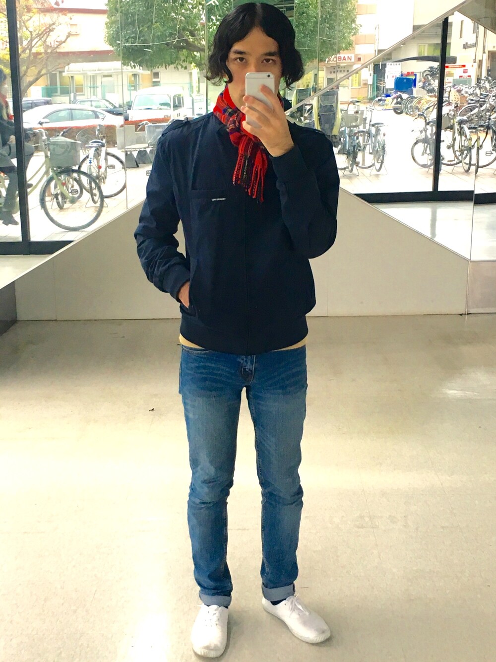 「冬、ブリティッシュ、スキニーデニム」｜「Glen Princeのアイテム（マフラー、レッド系）」を使った、Mikamiさん（メンズ・172cm）の秋コーディネートの1枚目の写真