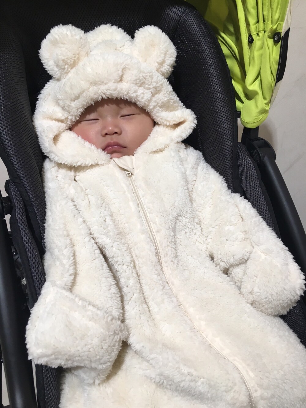 「キッズコーデ、男の子コーデ、０歳、もこもこ、しろくま、冬」｜「combiminiのアイテム（ジャケット/アウター、ホワイト系）」を使った、キリトさん（キッズ・70cm）の春コーディネートの1枚目の写真