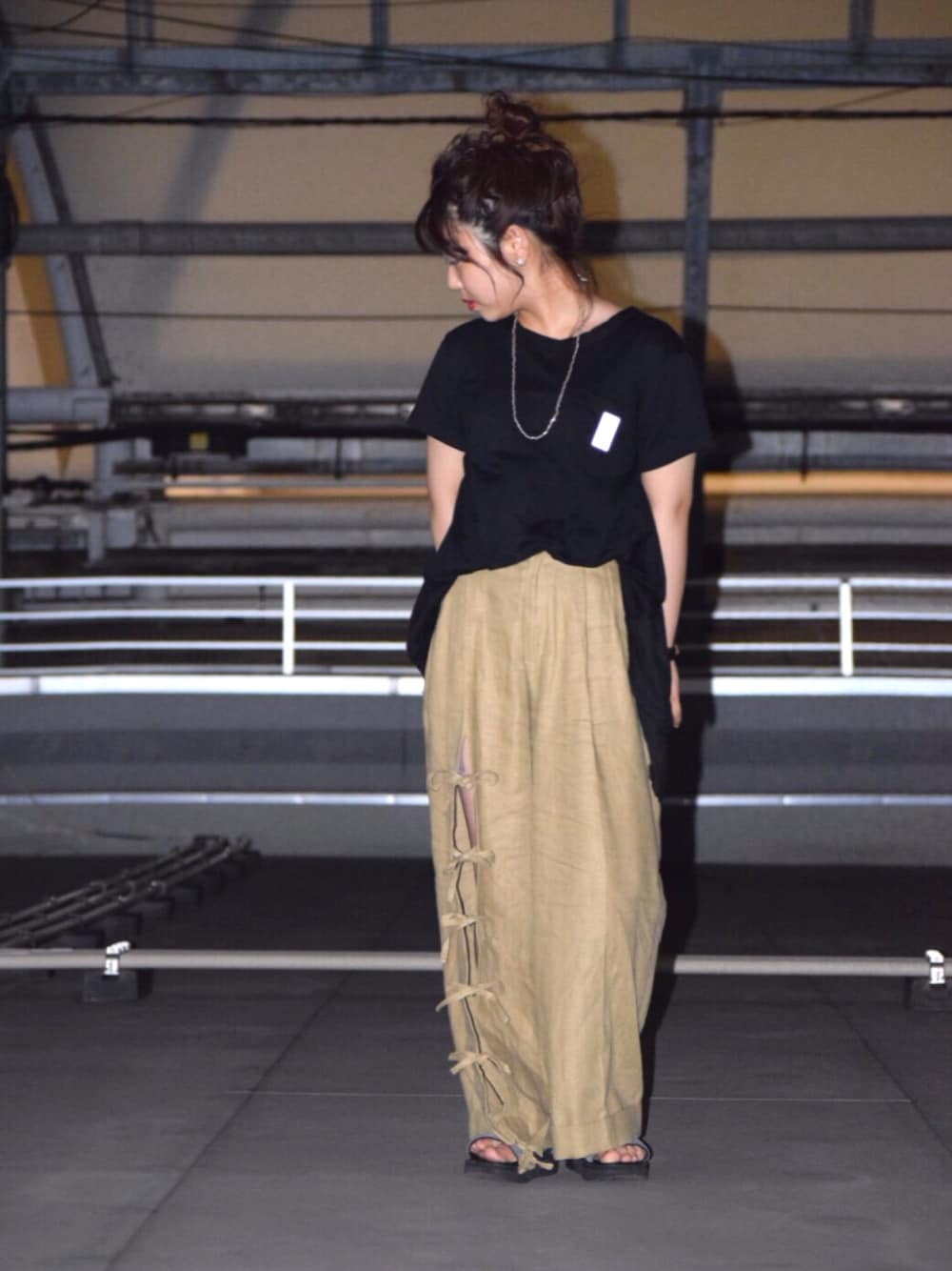 「シンプルコーデ、オトナカジュアル、ワイドパンツ、universal tissu、FACETASM、THERERACS、ciaopanic、ciaopanic広島」｜「UNIVERSAL TISSUの【UNIVERSAL TISSU/ ユニバーサルティシュ】CBラミーフリルT（Tシャツ/カットソー、ブラック系）」を使った、Chisato Kageyamaさん（レディース・152cm）の夏コーディネートの1枚目の写真