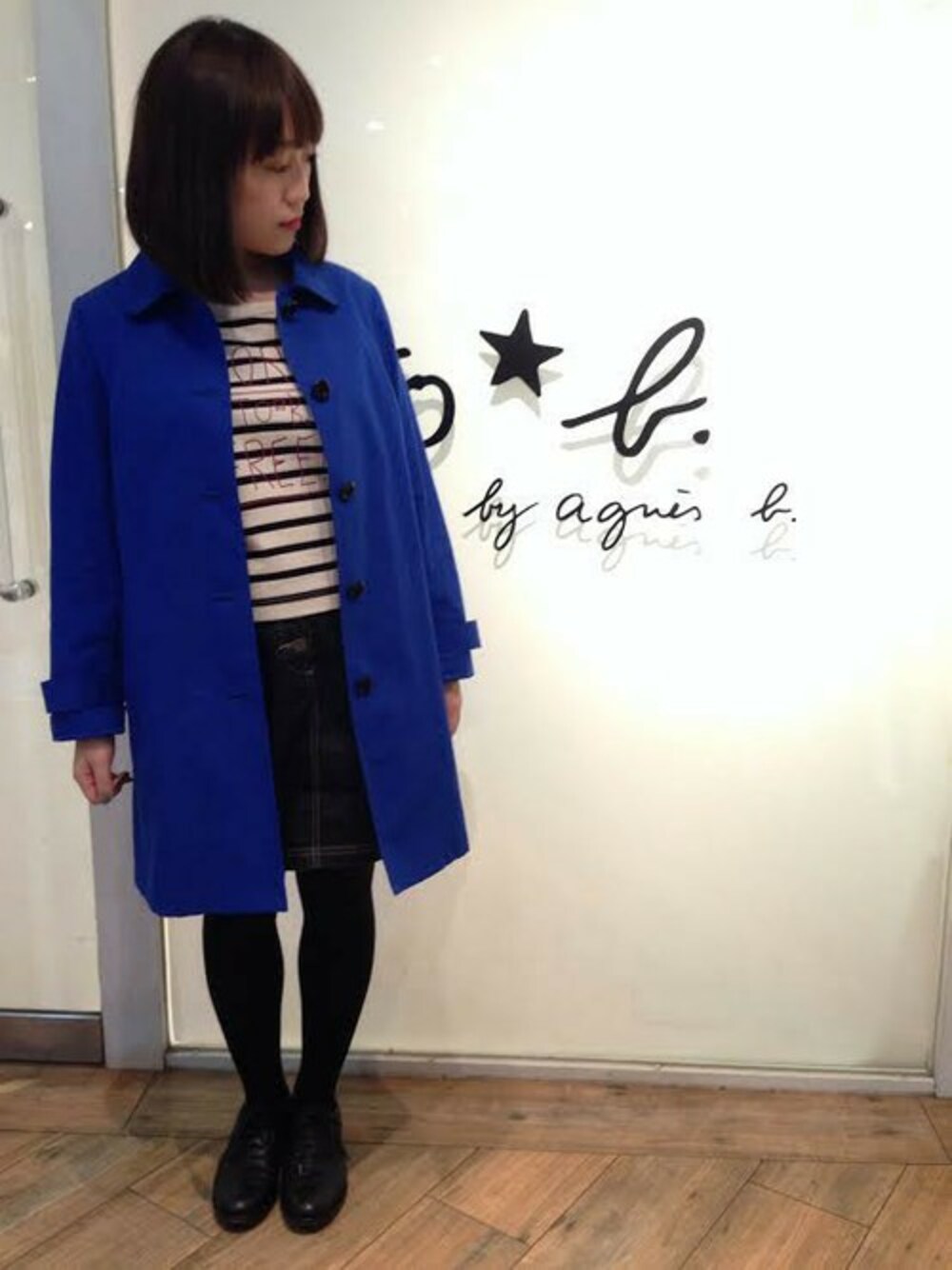 ブルー系のその他アウター、ブラック系のTシャツ/カットソー、ブルー系のその他パンツを着用したレディースの冬コーディネートの1枚目の写真