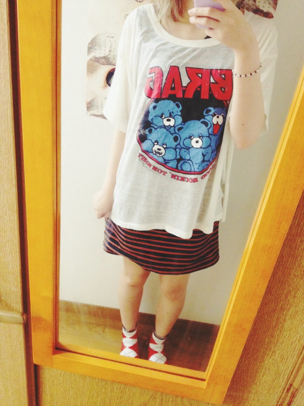 ホワイト系のTシャツ/カットソー、ブルー系のワンピースを着用したレディースの夏コーディネートの1枚目の写真