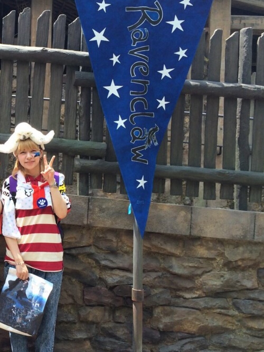 レッド系のポロシャツ、ブラック系のスニーカー、レッド系のネックレスを着用したレディースの夏コーディネートの1枚目の写真