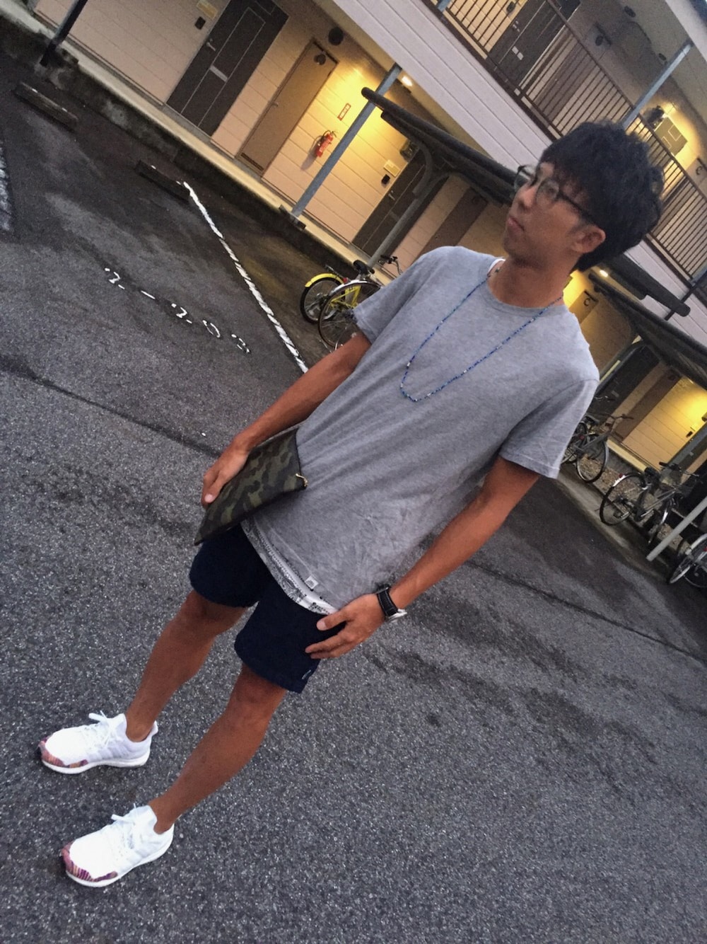 「シンプル、休日スタイル、夏コーデ、ビッグシルエット、ハーフパンツ、花火大会、アディダス、スニーカー、ultra boost」｜「CHEAP MONDAYのアイテム（Tシャツ/カットソー、グレー系）」を使った、꒰よこやさん（メンズ・175cm）の夏コーディネートの1枚目の写真