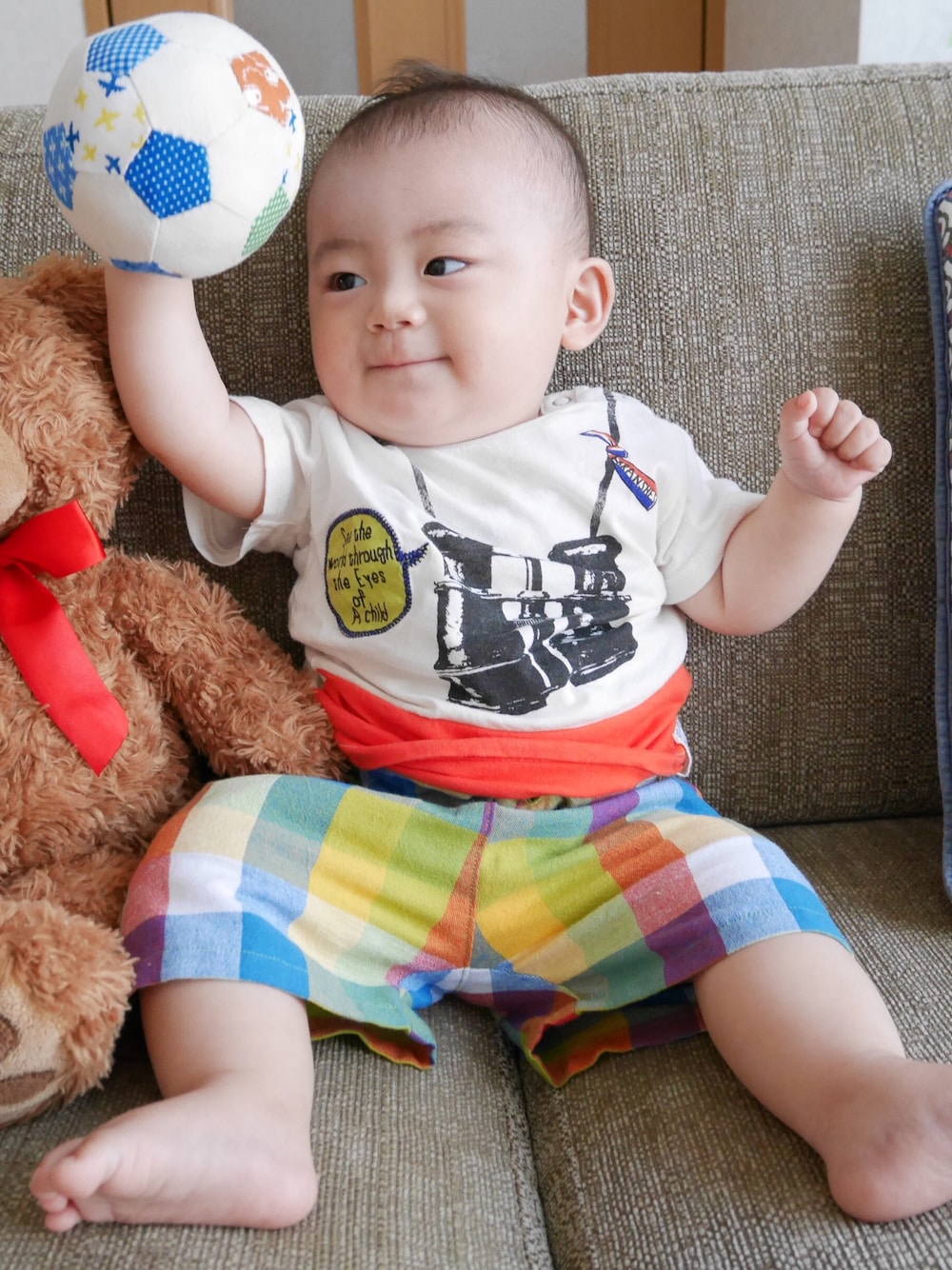 「ハンドメイド、サッカーボール、カラフル、赤ちゃん、ベビー、病み上がり、双眼鏡」｜「BRANSHESのアイテム（Tシャツ/カットソー、ホワイト系）」を使った、macomacoさん（キッズ・70cm）の夏コーディネートの1枚目の写真