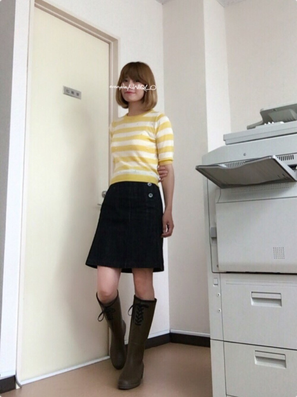 「UNIQLO、 デニムスカート、ボーダーニット、雨の日コーデ、AIGLE、長靴コーデ、台形デニムスカート、台形ｽｶｰﾄ」｜「UNIQLOのWOMEN エアリズムウルトラストレッチキャミソール（その他アンダーウェア/インナー、ベージュ系）」を使った、31さん（レディース・164cm）の夏コーディネートの1枚目の写真