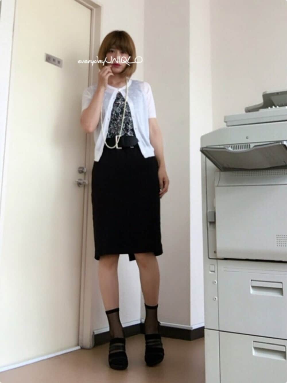 ホワイト系のカーディガン/ボレロ、ブラック系のスカート、ブラック系のシューズを着用したレディースの夏コーディネートの1枚目の写真
