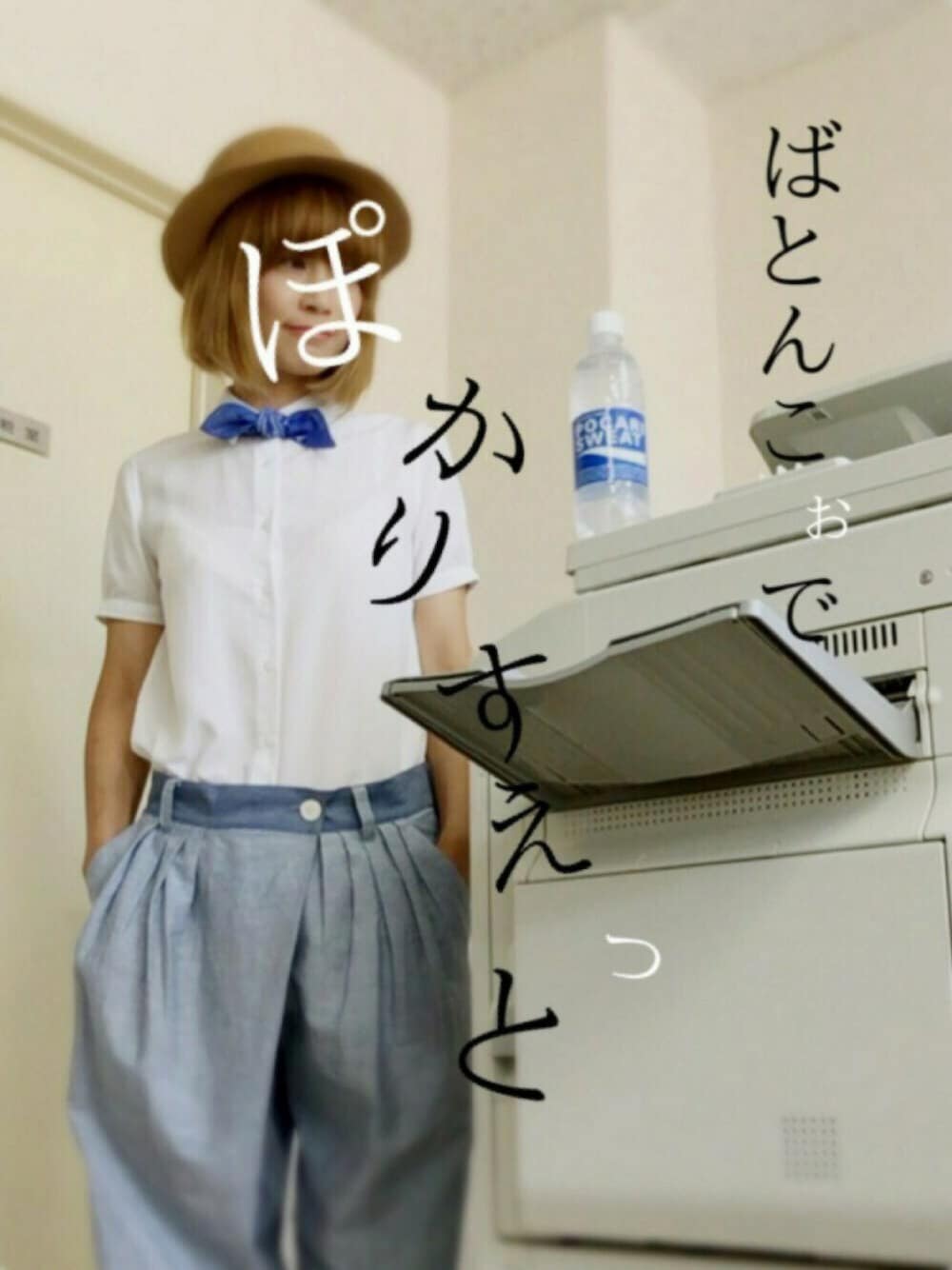 ホワイト系のシャツ/ブラウス、ブルー系のパンツ、ホワイト系のサンダルを着用したレディースの夏コーディネートの1枚目の写真