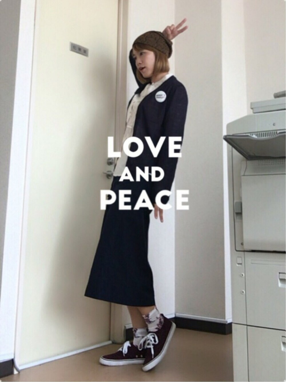 「UNIQLO、ビーニー、バッジ、ネイビーコーデ、オフィスカジュアル、鼻低い、レオパードシューズ、ラブ＆ピース2016」｜「Vivienne Westwoodのアイテム（ニットキャップ/ビーニー、ゴールド系）」を使った、31さん（レディース・164cm）の秋コーディネートの1枚目の写真