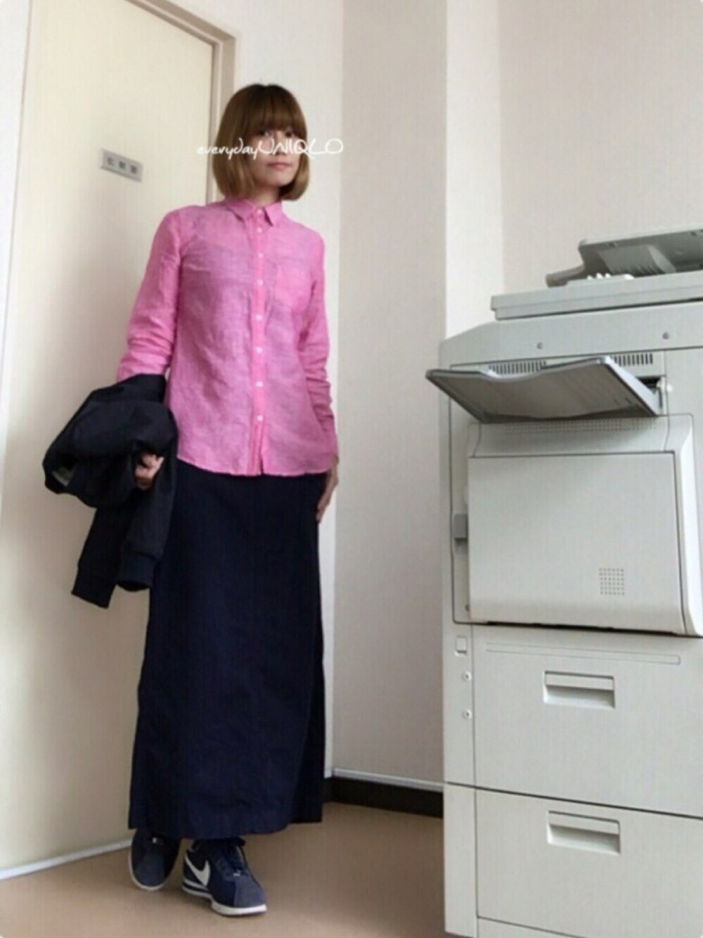 「UNIQLO、大人カジュアル、マキシスカート、ロングスカート、オフィスカジュアル、イネス、ピンク×ネイビー、第一ボタン〆隊」｜「Banana Republicのアイテム（シャツ/ブラウス、ピンク系）」を使った、31さん（レディース・164cm）の秋コーディネートの1枚目の写真