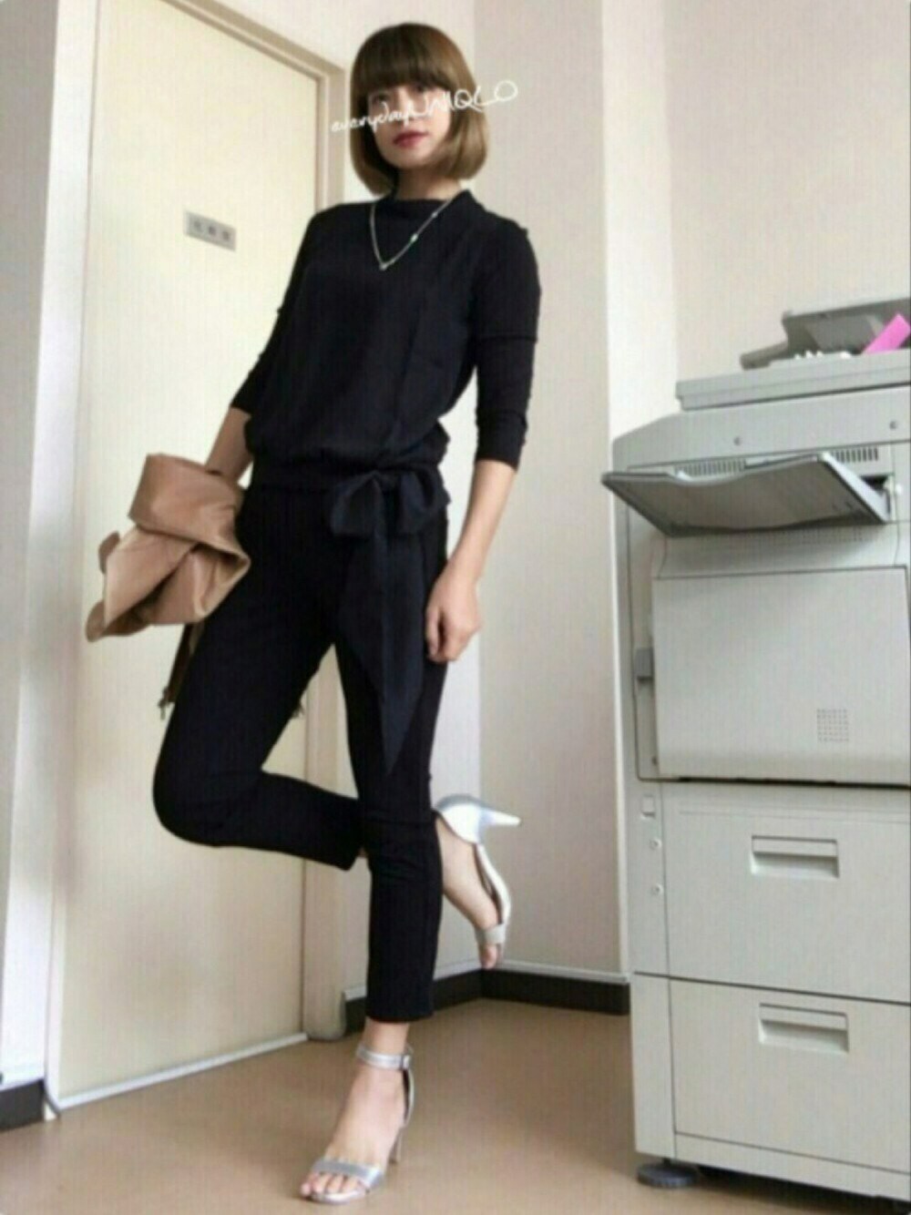 ブラック系のシャツ/ブラウス、ブラック系のその他パンツ、シルバー系のネックレスを着用したレディースの秋コーディネートの1枚目の写真