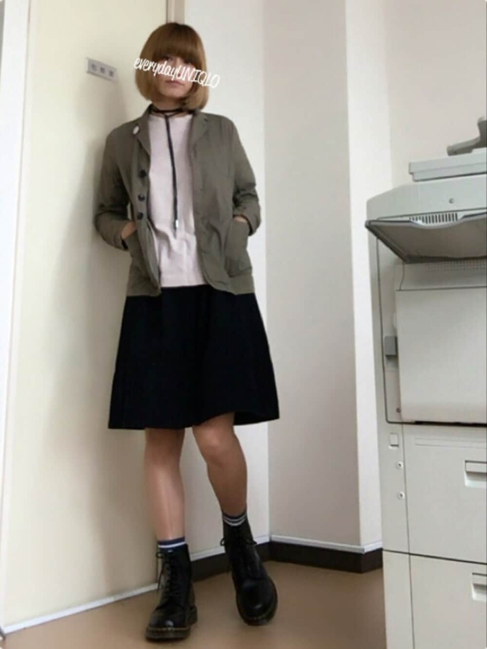 「UNIQLO、Dr.Martens、チョーカー、カーキアウター、通勤コーデ、オフィスカジュアル、雨の日コーデ、ラインソックス×ブーツ」｜「OMNIGODのアイテム（ジャケット/アウター、グリーン系）」を使った、31さん（レディース・164cm）の秋コーディネートの1枚目の写真