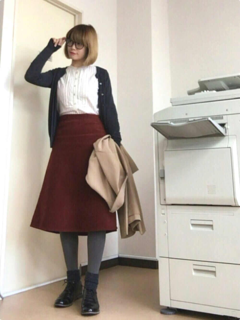 「オフィスカジュアル、ボブ、コーデュロイスカート、UNIQLO U、フレアスカート、スタンドカラーシャツ、カラータイツ、タイツ×靴下、メガネ女子、体型カバー」｜「UNIQLOのWOMEN エクストラファインメリノクルーネックカーディガン（長袖）（ニット/セーター、グレー系）」を使った、31さん（レディース・164cm）の冬コーディネートの1枚目の写真