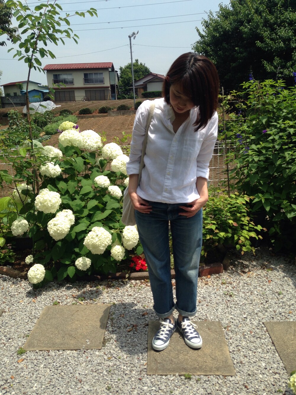 ホワイト系のシャツ/ブラウス、ブルー系のデニムパンツ、ブルー系のスニーカーを着用したレディースの夏コーディネートの1枚目の写真