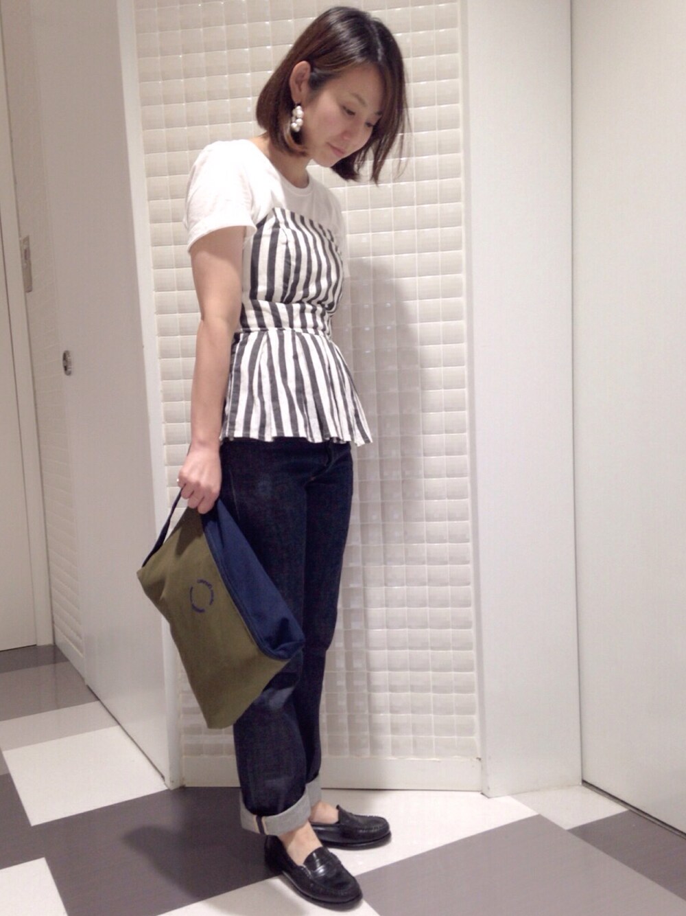「デニムパンツ、デニム、白Tシャツ、ootd、ハンドメイド、used、革靴、クラッチバッグ、オトナカジュアル」｜「友達の手作りのアイテム（ピアス（片耳用）、ホワイト系）」を使った、moccoaさん（レディース・156cm）の夏コーディネートの1枚目の写真