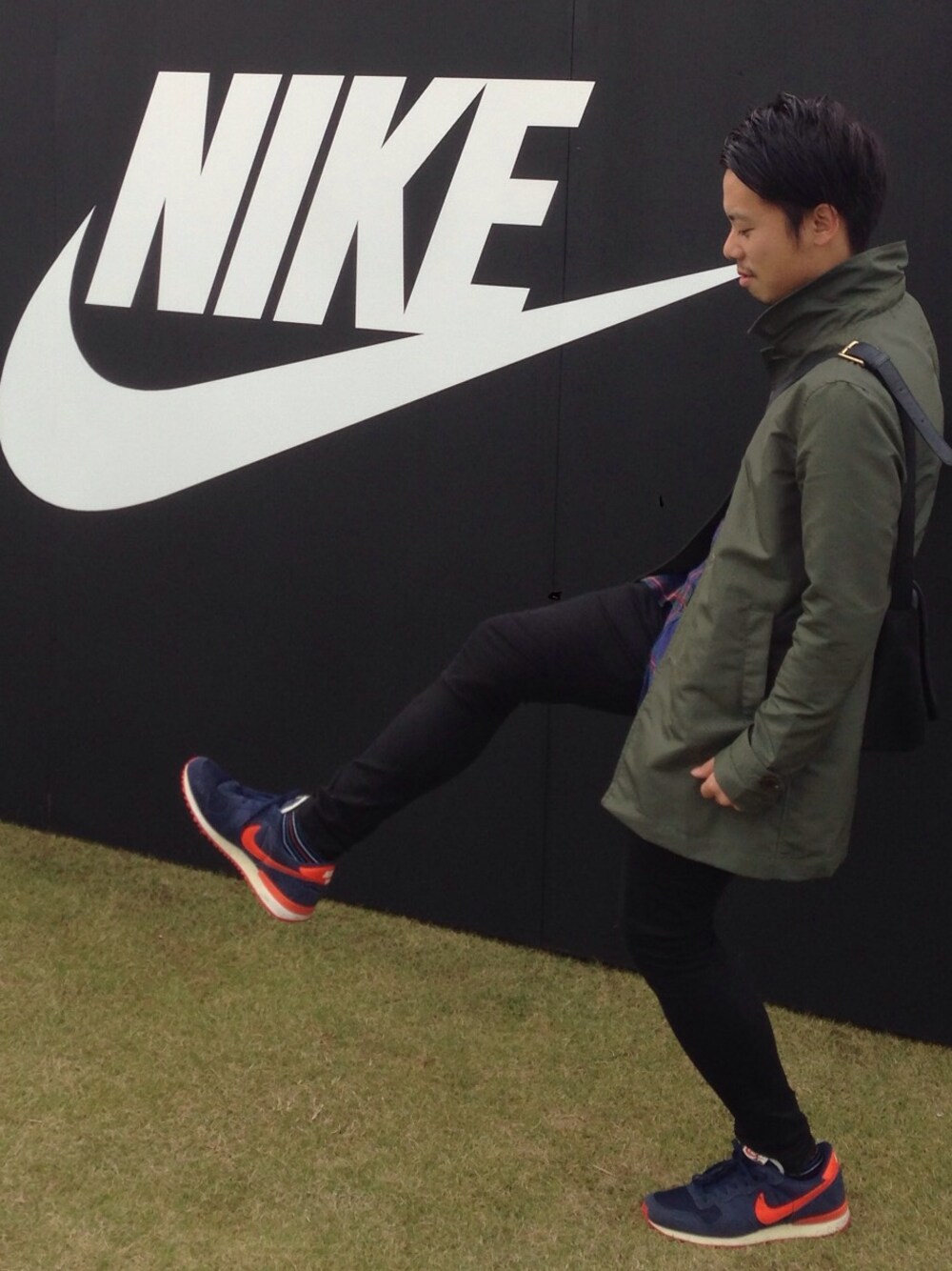 「ナイキスニーカー、黒スキニー、ステンカラーコート、NIKE」｜「NIKEのアイテム（スニーカー、ブルー系）」を使った、ShiNichiさん（メンズ・173cm）の春コーディネートの1枚目の写真