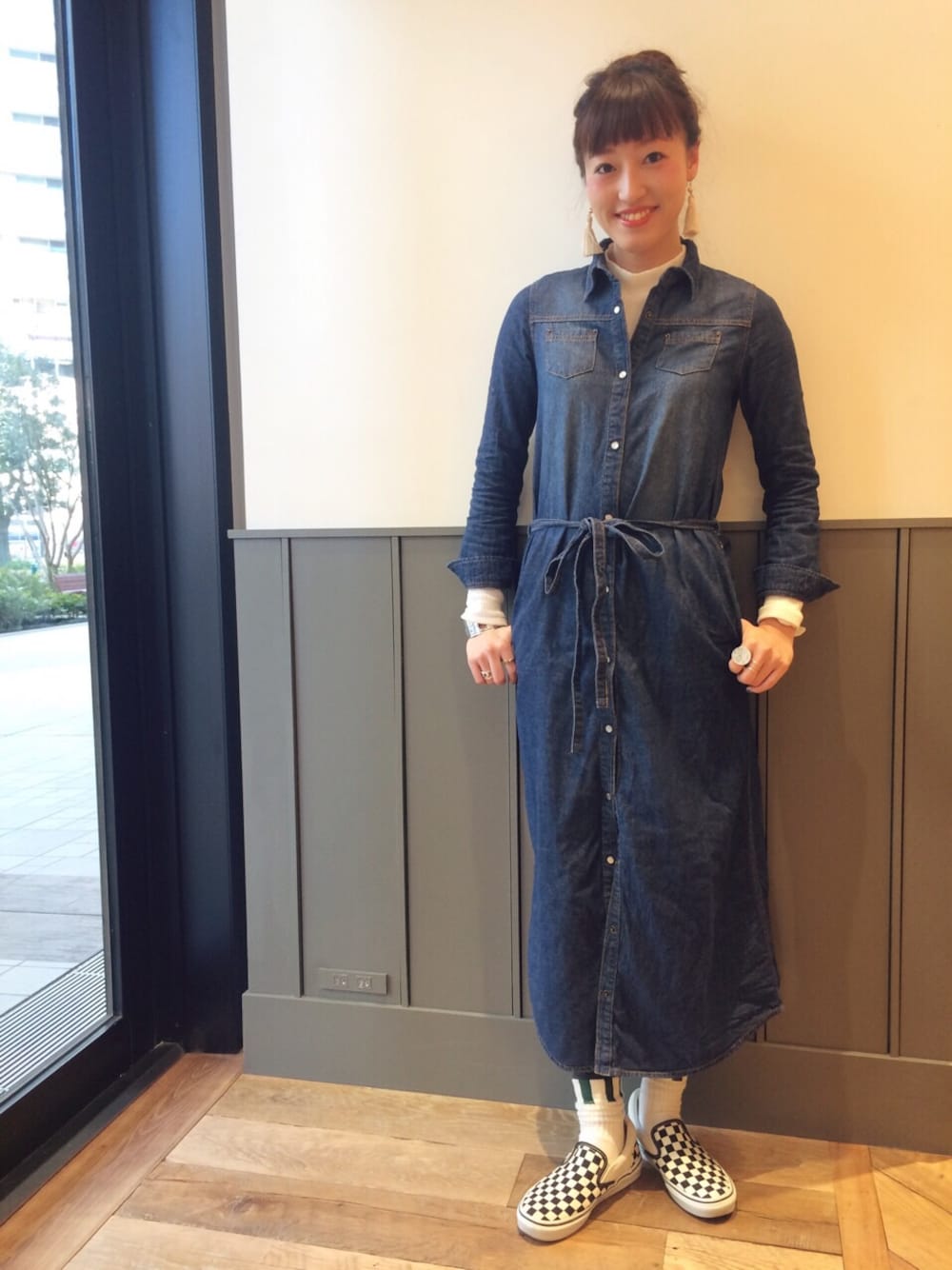 その他のスニーカー、グリーン系のソックス/靴下を着用したレディースの冬コーディネートの1枚目の写真