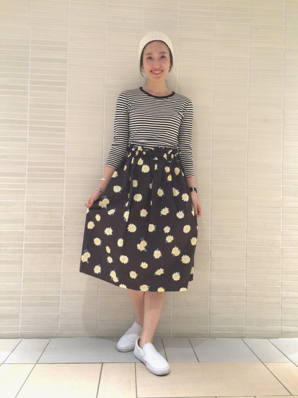 その他のTシャツ/カットソー、ブラック系のスカートを着用したレディースの夏コーディネートの1枚目の写真