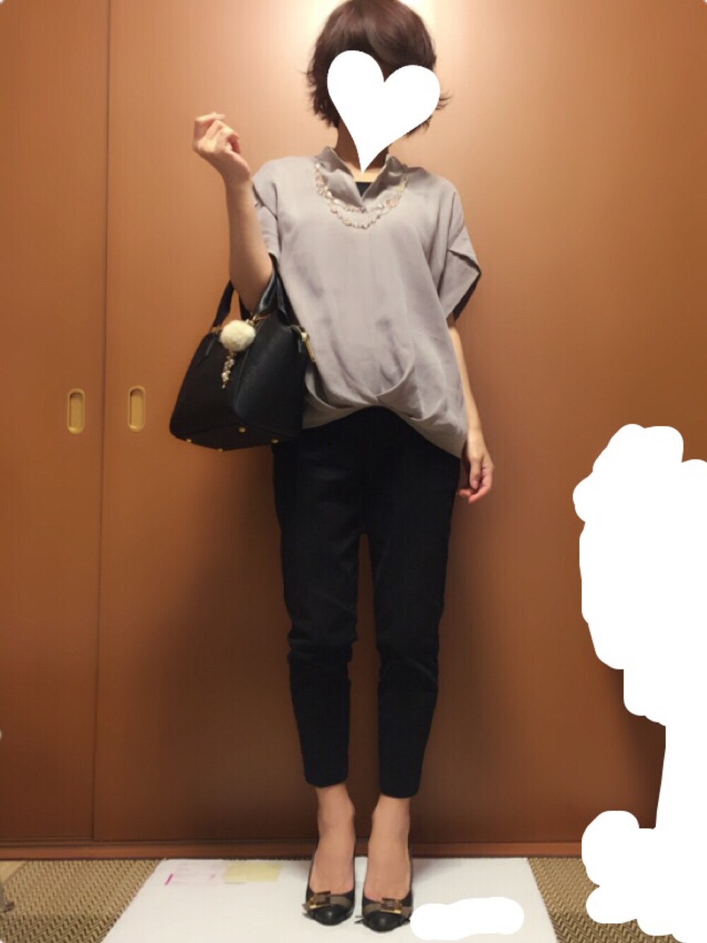 ブラック系のその他パンツ、ブラック系のパンプス、ブラック系のハンドバッグを着用したレディースの秋コーディネートの1枚目の写真