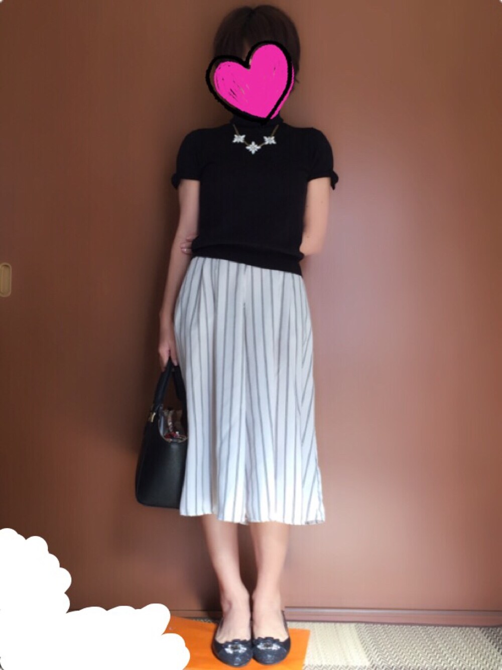 「モノトーン、モノトーンコーデ、ニット、黒ニット、ガウチョパンツ、リボン」｜「POOL SIDEのアイテム（ドレスシューズ、ブラック系）」を使った、サラさん（レディース・154cm）の秋コーディネートの1枚目の写真