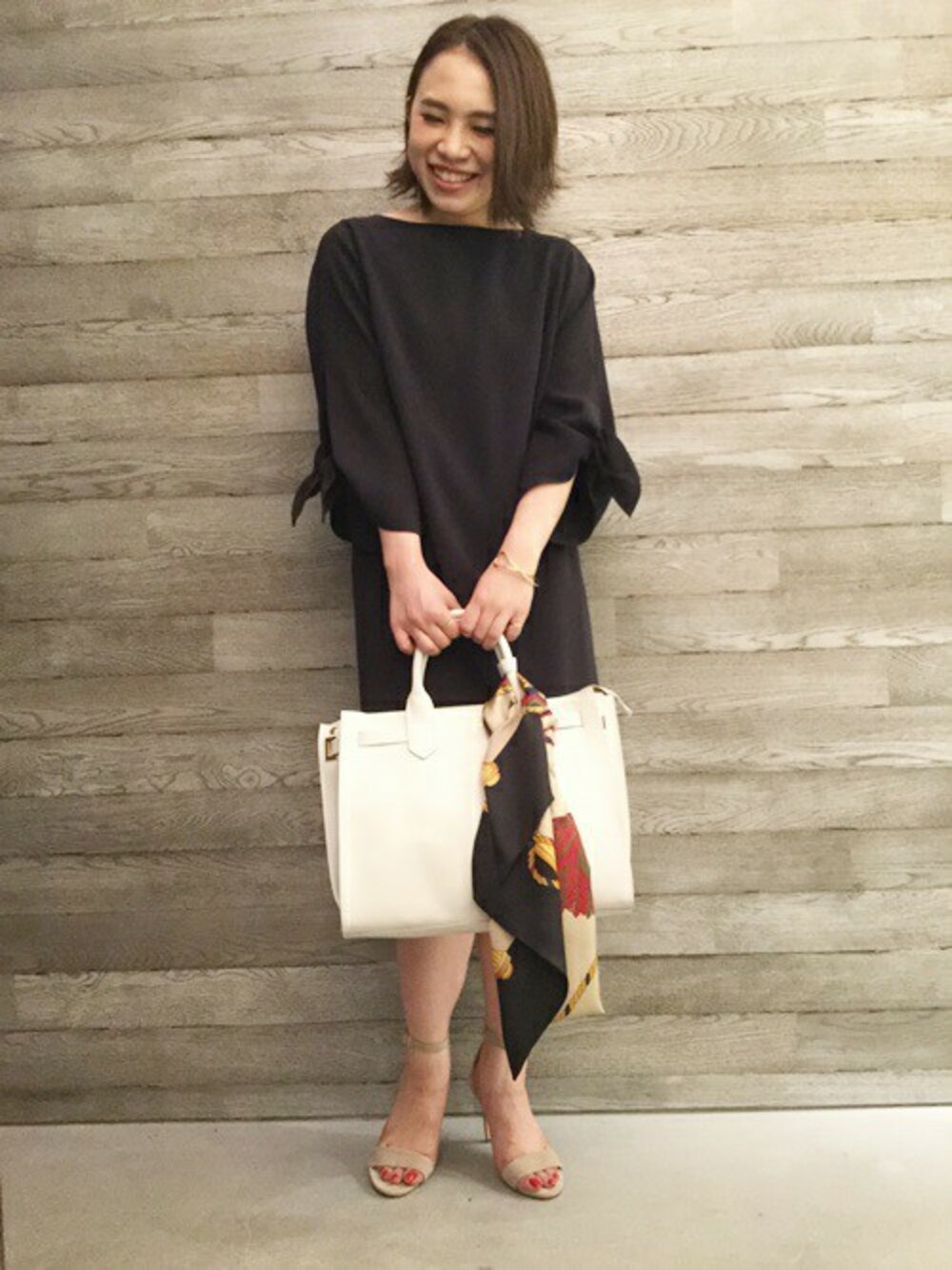 ブルー系のワンピース、ホワイト系のトートバッグ、ホワイト系のサンダルを着用したレディースの秋コーディネートの1枚目の写真