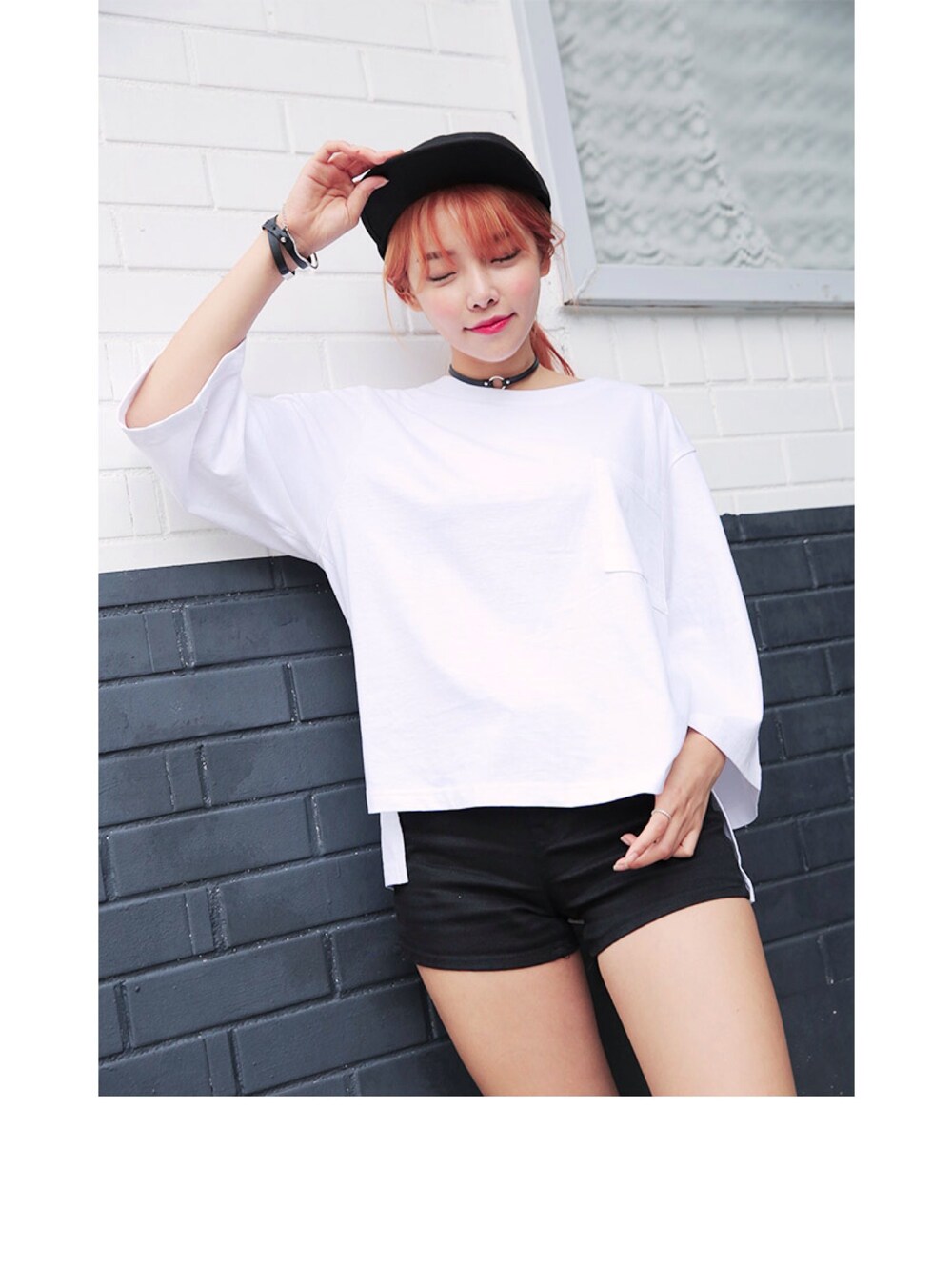 「STYLENANDA、韓国ファッション、キャップ、ショートパンツ、Tシャツ、チョーカー、スナップバック」｜「STYLENANDAのアイテム（Tシャツ/カットソー、ホワイト系）」を使った、히나さん（レディース・157cm）の夏コーディネートの1枚目の写真