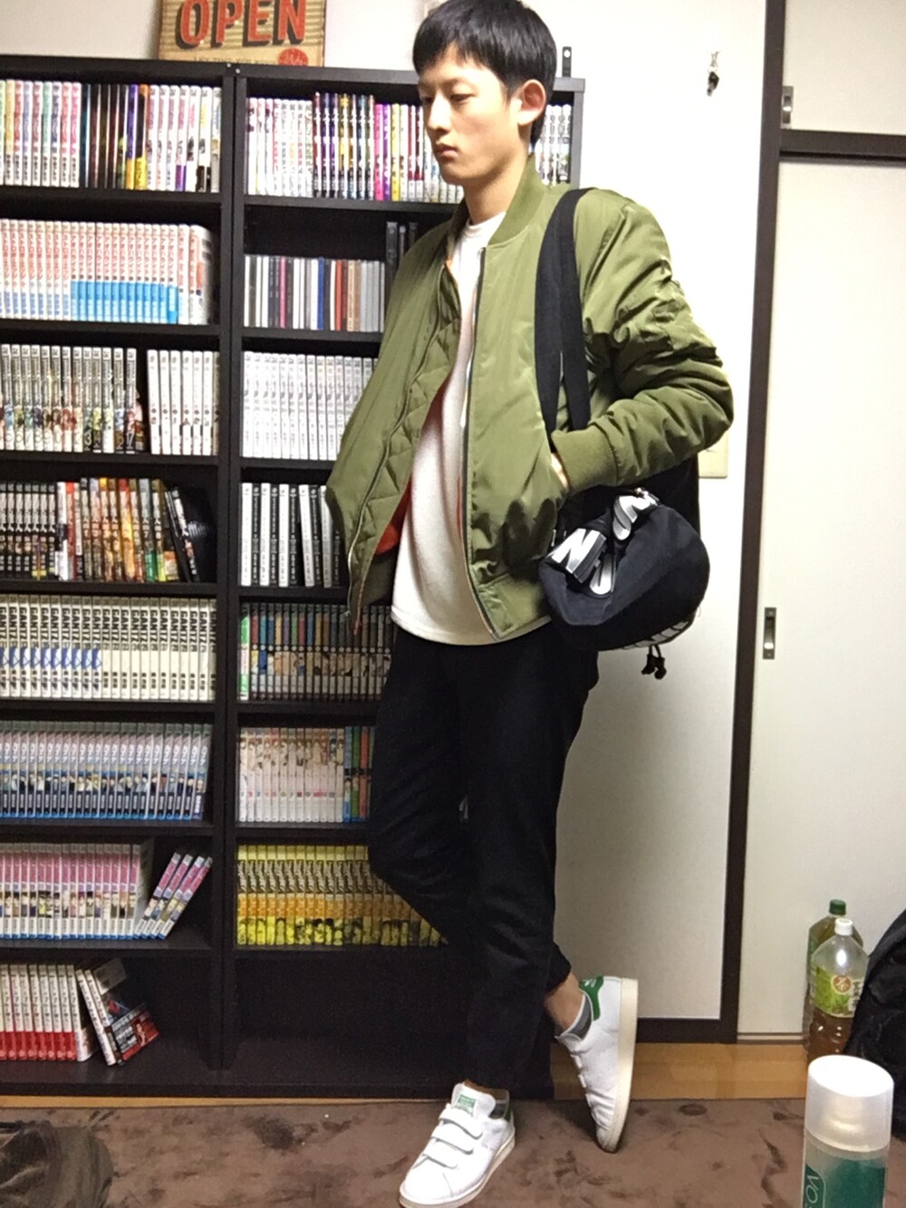 ホワイト系のスニーカー、ブラック系のパンツ、ホワイト系のTシャツ/カットソーを着用したメンズの春コーディネートの1枚目の写真