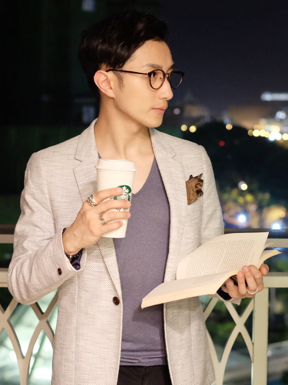 「pattern、UNIQLO、TEE、black、white、grey、boy、menswear」｜「initialのアイテム（テーラードジャケット、ホワイト系）」を使った、John Fungさん（メンズ・173cm）の春コーディネートの1枚目の写真