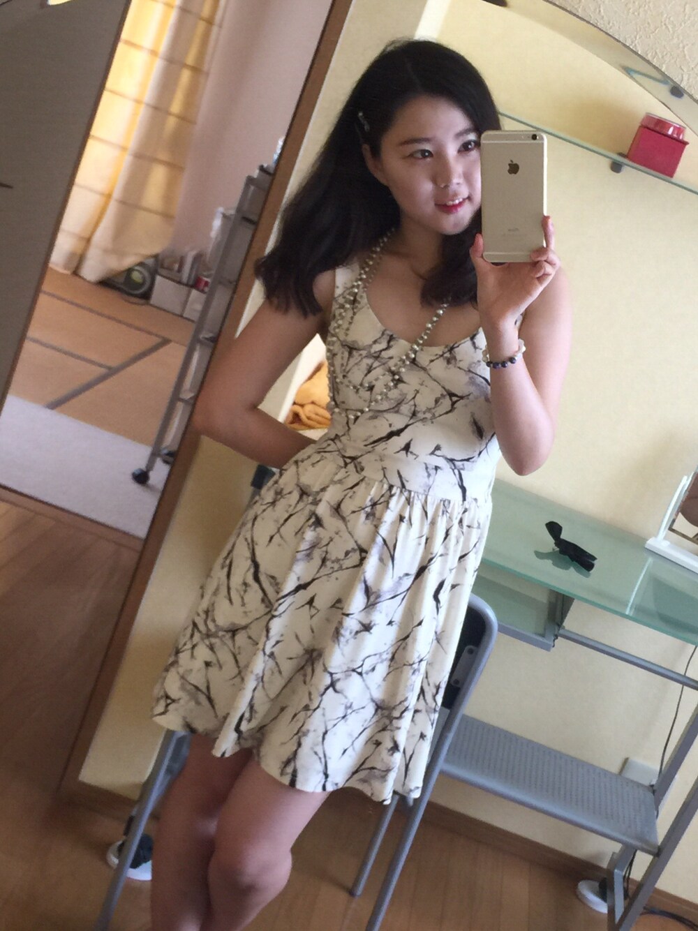 「SPIRALGIRLのアイテム（ワンピース、ホワイト系）」を使った、まいさん（レディース・156cm）の秋コーディネートの1枚目の写真