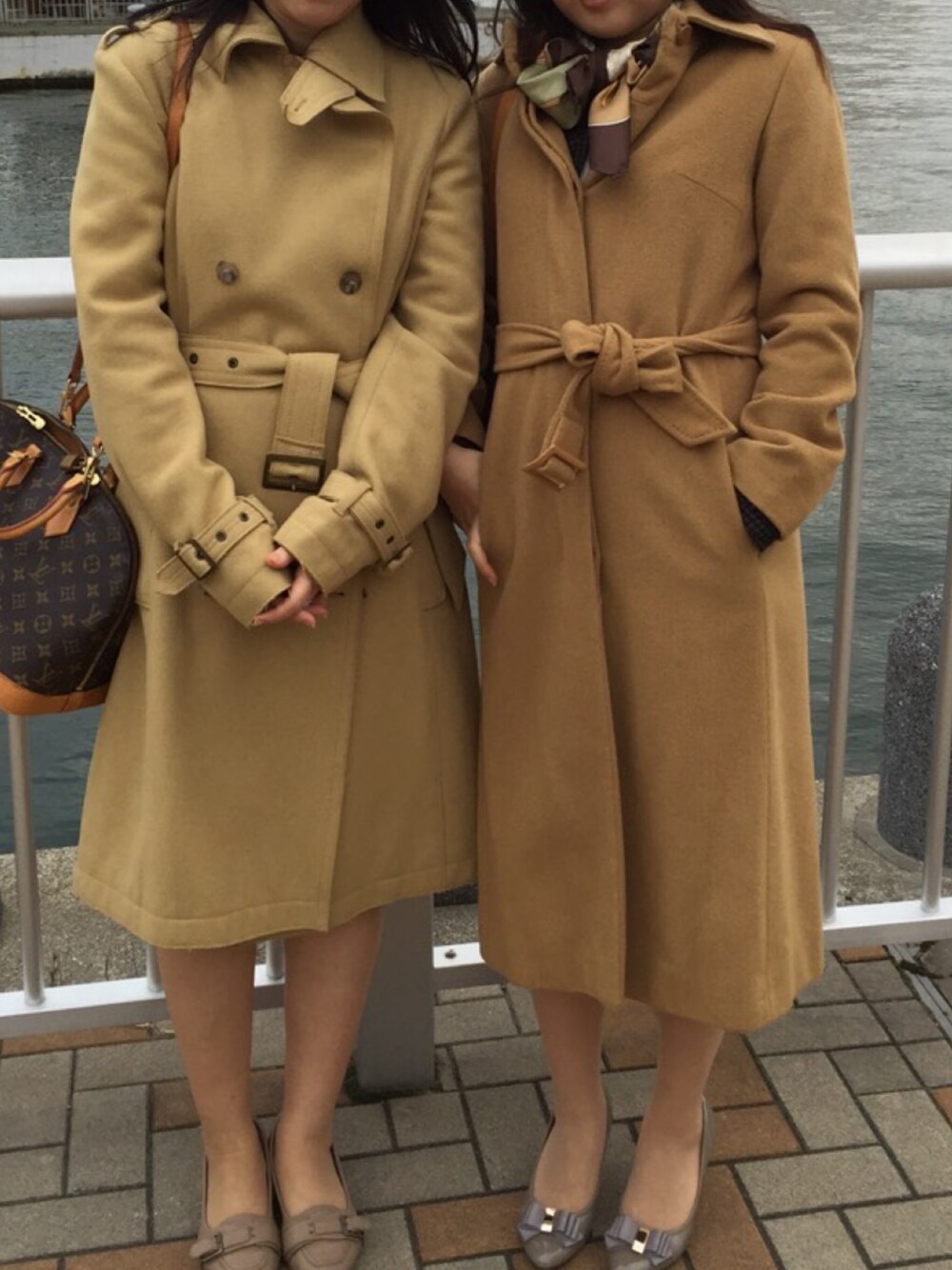 「冬コーデ」｜「Viaggio Bluのアイテム（ステンカラーコート、ベージュ系）」を使った、まいさん（レディース・156cm）の秋コーディネートの1枚目の写真