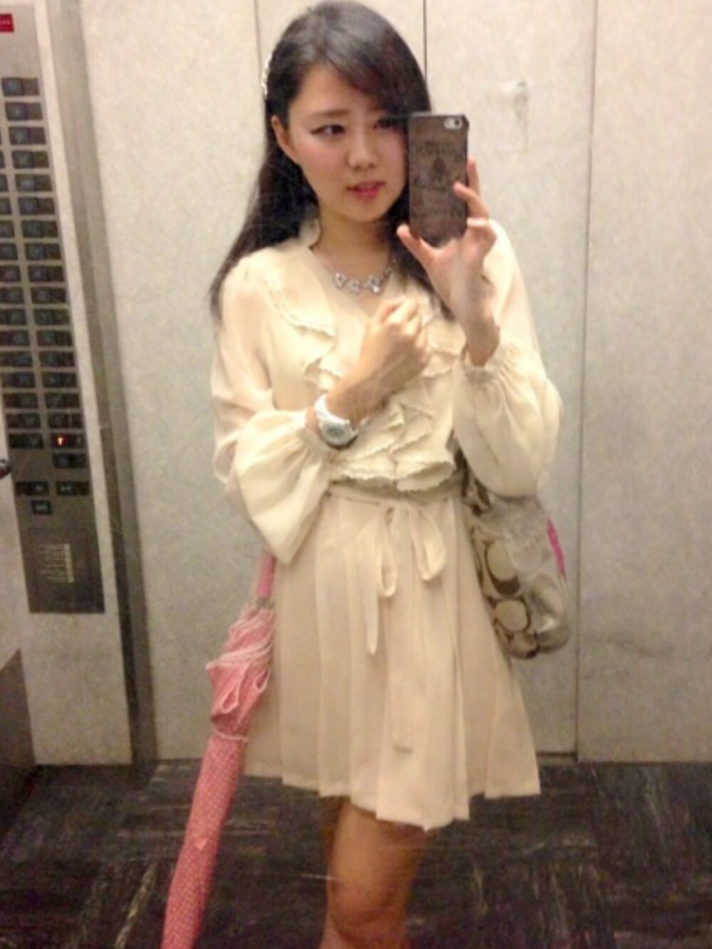 「CHANELのアイテム（アナログ腕時計、ホワイト系）」を使った、まいさん（レディース・156cm）の秋コーディネートの1枚目の写真