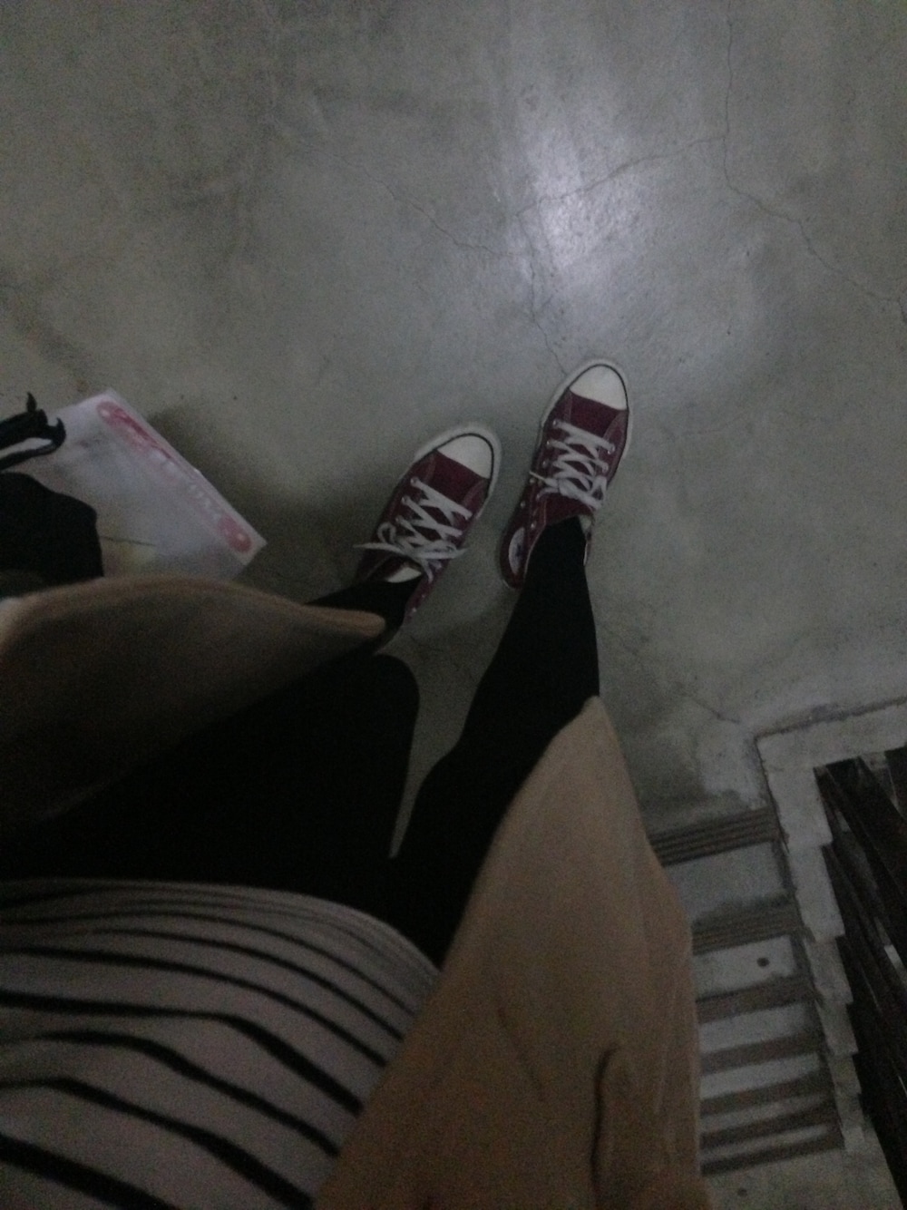 レッド系のスニーカーを着用したレディースの冬コーディネートの1枚目の写真