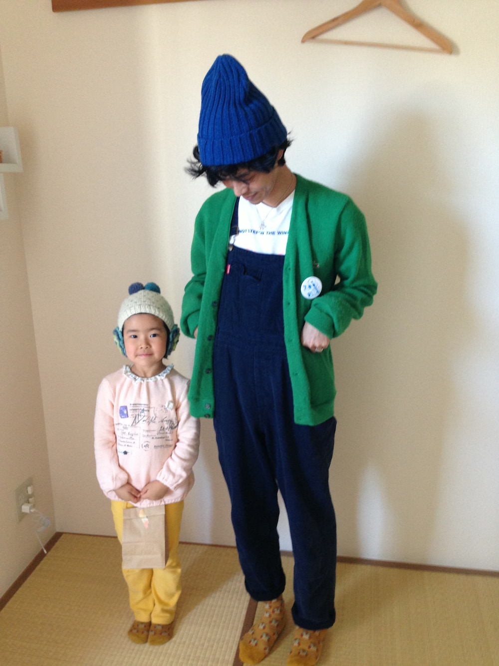 「リラックススタイル」｜「アイテム（サロペット/オーバーオール、ブルー系）」を使った、CHANさん（メンズ・163cm）の冬コーディネートの1枚目の写真