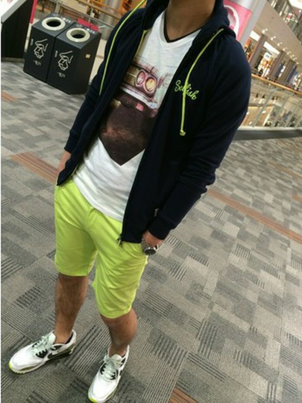 ブルー系のパーカー、ホワイト系のTシャツ/カットソー、イエロー系のチノパンツを着用したメンズの春コーディネートの1枚目の写真