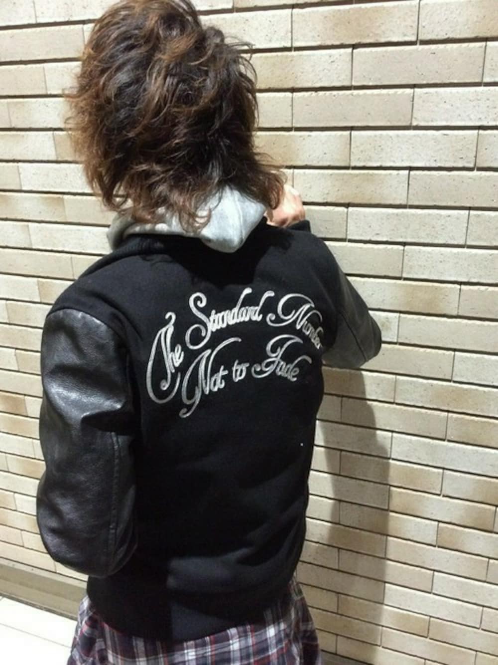 ブラック系のスタジャン、シルバー系のパーカー、レッド系のシャツ/ブラウスを着用したメンズの秋コーディネートの1枚目の写真