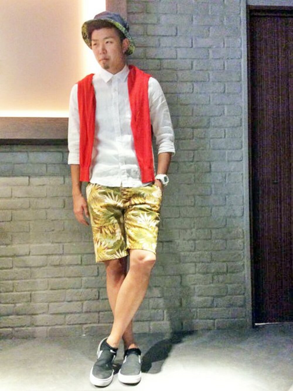 ホワイト系のシャツ/ブラウス、ベージュ系のその他パンツ、オレンジ系のカーディガン/ボレロを着用したメンズの春コーディネートの1枚目の写真