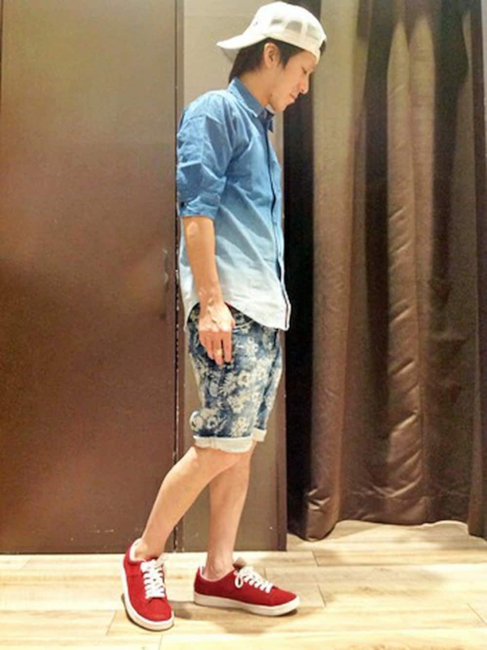 「スニーカー、デニム、カジュアル、キャップ、ショートパンツ、シャツスタイル、リゾートスタイル、膝上ショーツ、５分袖、グラーデション」｜「VENCEEXCHANGEのデニムグラデーション5分袖シャツ（シャツ/ブラウス、ブルー系）」を使った、VENCE EXCHANGE MEN'S STAFFさん（メンズ・173cm）の夏コーディネートの1枚目の写真