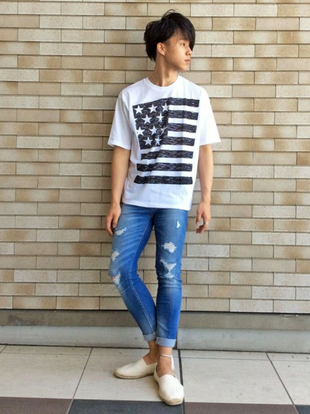 ホワイト系のTシャツ/カットソーを着用したメンズの夏コーディネートの1枚目の写真