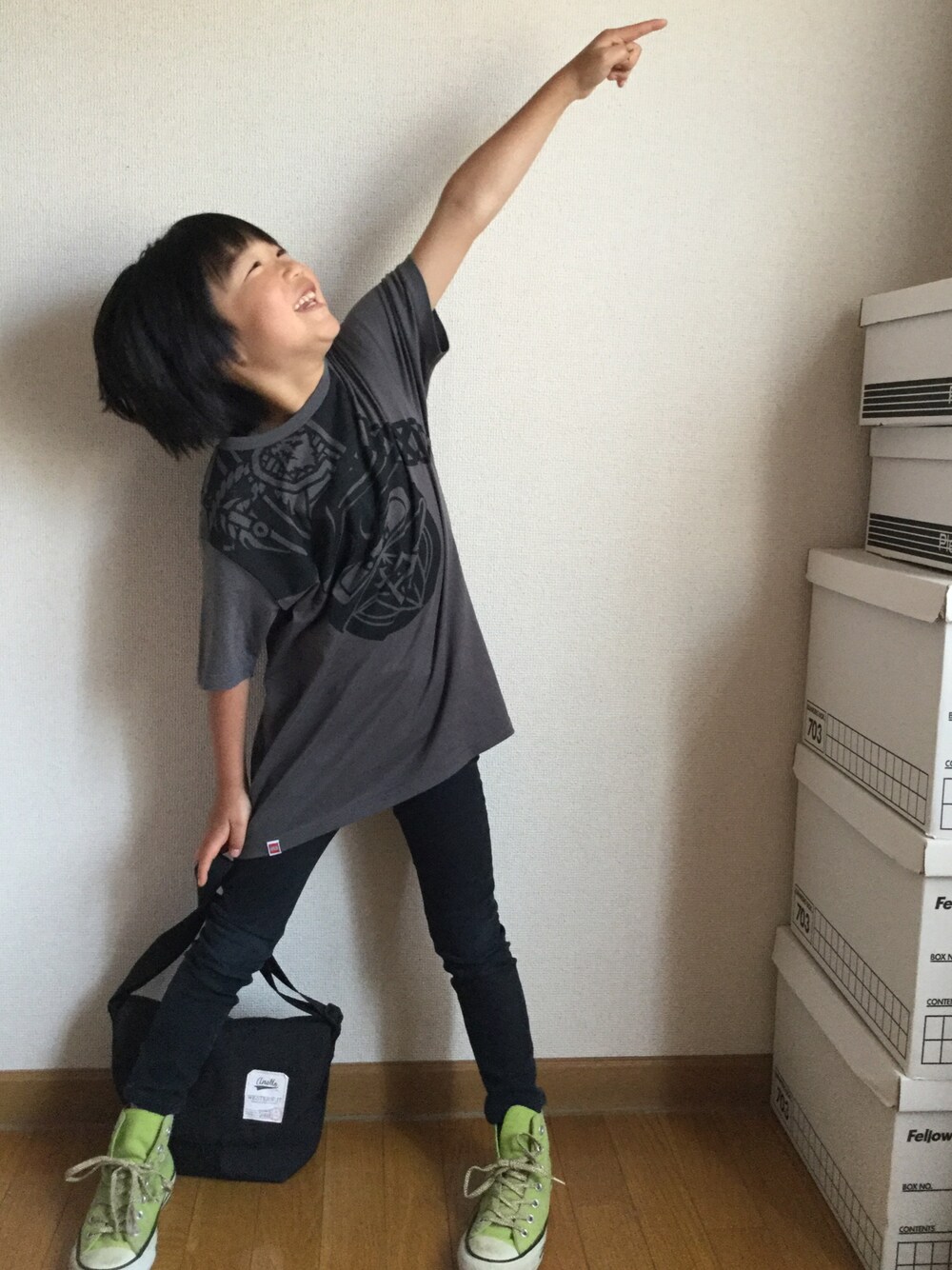 「kids、カジュアル、男の子、キッズコーデ、Tシャツ、スニーカー、ビッグシルエット、ビッグT」｜「UNIQLOのアイテム（Tシャツ/カットソー、グレー系）」を使った、マッシュさん（キッズ・120cm）の春コーディネートの1枚目の写真