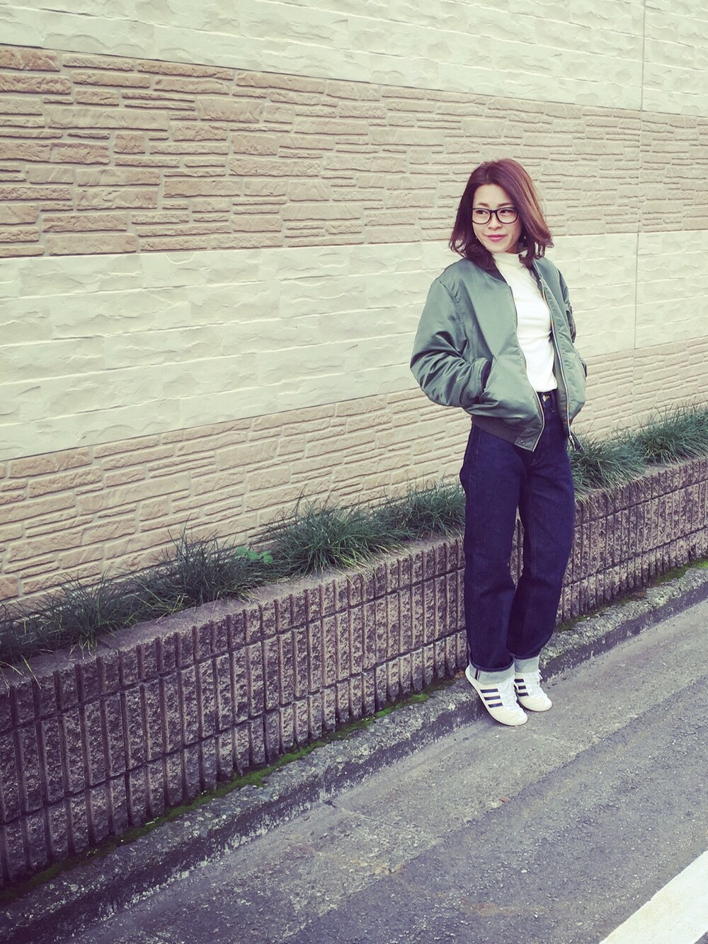 「ママコーデ、スケボー、moussy、スニーカー、adidas、MA-1」｜「3coinsのアイテム（メガネ、ブラック系）」を使った、KYOKO☺︎さん（レディース・153cm）の秋コーディネートの1枚目の写真