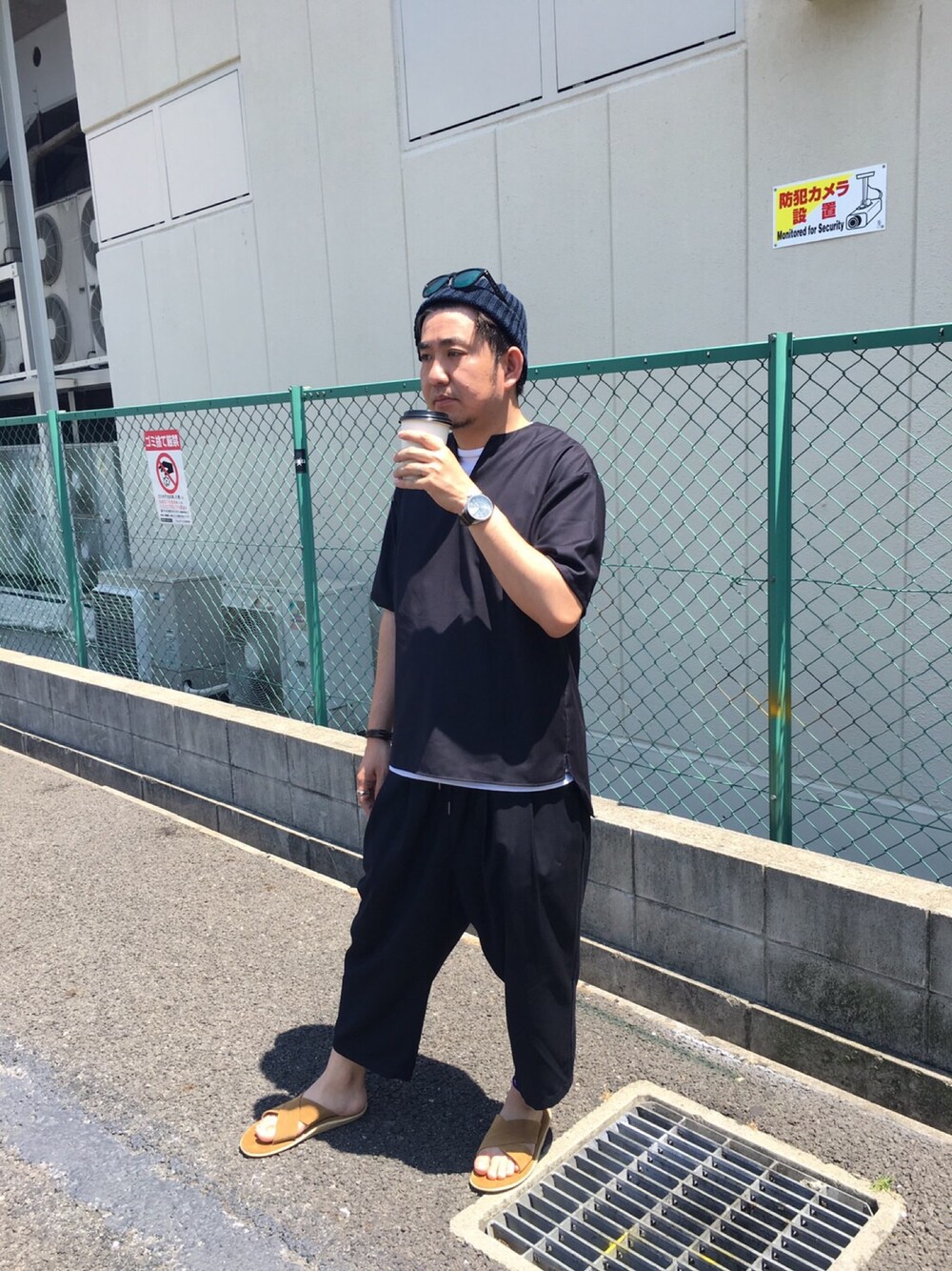 「HAREのアイテム（Tシャツ/カットソー、ブラック系）」を使った、manapoさん（メンズ・172cm）の春コーディネートの1枚目の写真